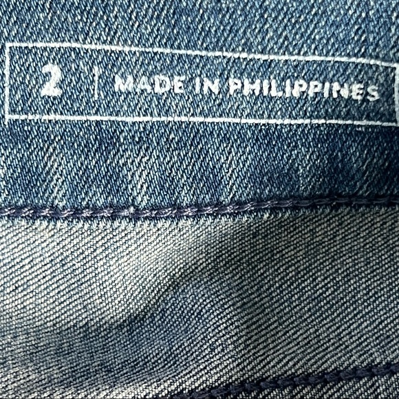 Vineyard Vines Mid-Rise Medium Wash with Deconstructed Hem Cropped Leg Size 2 - Picture 9 of 11